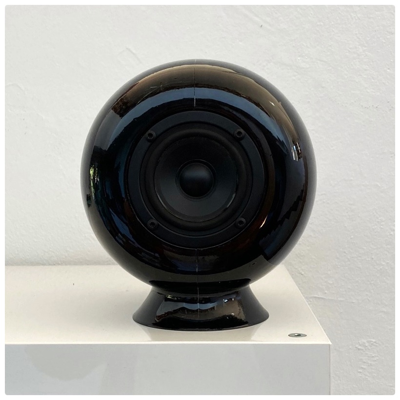 MonaSat-black-front-1